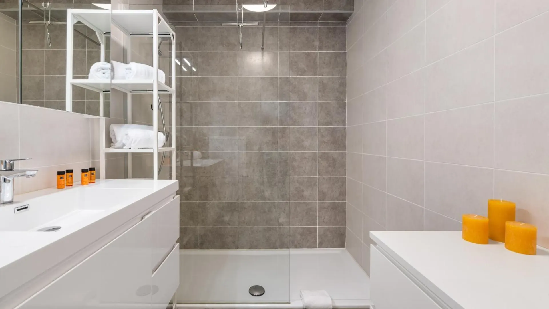 Apartment Huys Leo - Appartement Met Top Ligging In Middelkerke